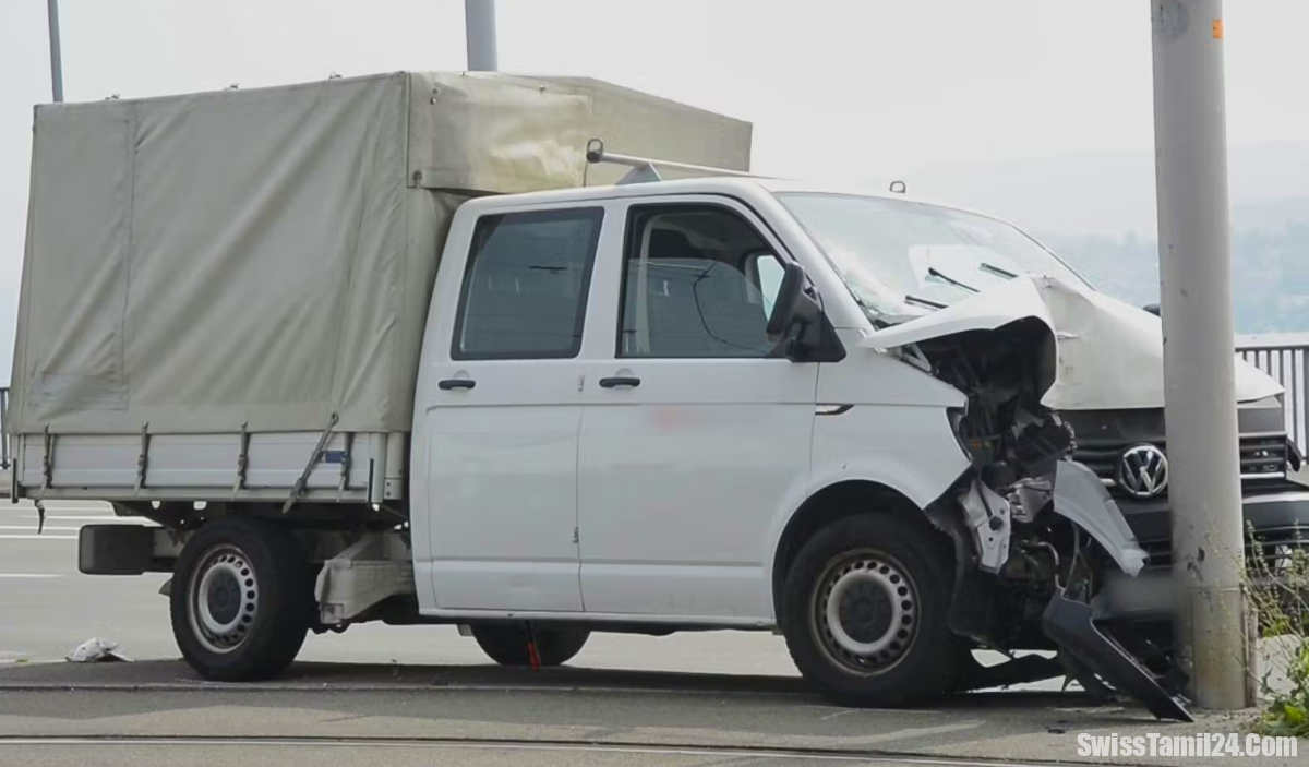 சூரிச்சில் டெலிவரி வேன் விளக்கு கம்பத்தில் மோதி விபத்து : ஐவர் காயம்