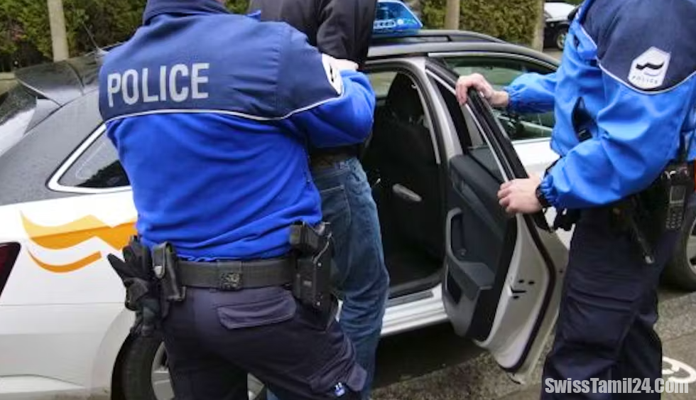 வங்கி பெட்டகத்திலிருந்து பணத்தை திருடிய பெண் ஊழியர் கைது.!!