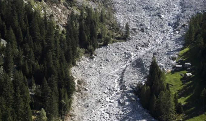 A landslide threatens the Oeschinen Lake region1
