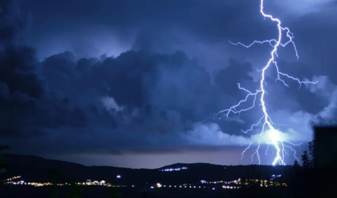 The worlds longest lightning record 829 kilometers long