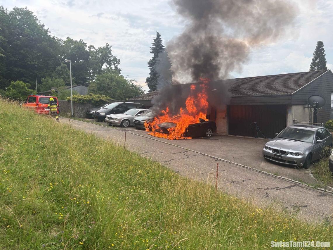 நிறுத்தப்பட்டிருந்த கார் திடீரென தீப்பற்றி எரிந்ததால் பரபரப்பு