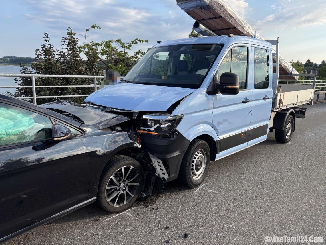 ராப்பர்ஸ்வில்-ஜோனா : டெலிவரி வேன் மீது கார் நேருக்கு நேர் மோதி விபத்து