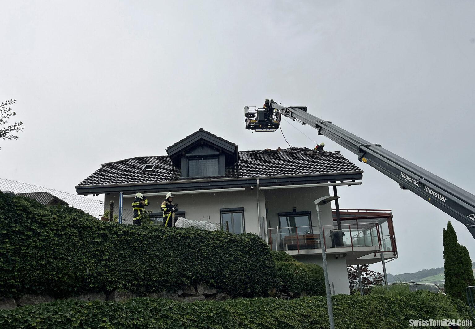 சுவிஸ் மாகாணம் ஒன்றில் மின்னல் தாக்கியதால் பற்றி எரிந்த வீடு