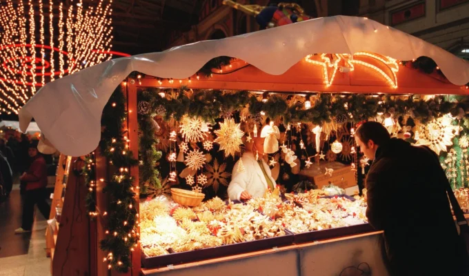 urich Christmas Market Tamil News, Switzerland Cash Ban, Zurich Hauptbahnhof Market, சூரிக் கிறிஸ்துமஸ் சந்தை, சுவிஸ் செய்திகள் Tamil