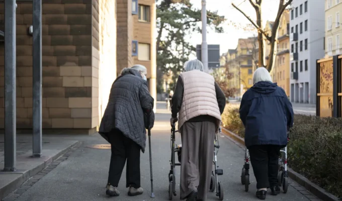 Zurich Winter Coat Allowance Tamil News, Switzerland Pensioners Support, Zurich Municipal Council Aid, சூரிக் குளிர்கால உதவி, சுவிஸ் ஓய்வூதிய செய்திகள், Switzerland Social Benefits Tamil News Zurich Winter Coat Allowance Tamil News, Switzerland Pensioners Support, Zurich Municipal Council Aid, சூரிக் குளிர்கால உதவி, சுவிஸ் ஓய்வூதிய செய்திகள், Switzerland Social Benefits Tamil News