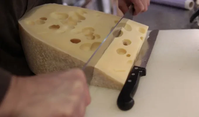 ‘எம்மென்தாலர்’ சீஸைச் சுற்றி சுவிட்சர்லாந்து–ஆஸ்திரியா இடையே சட்டப்போர் 6 N7