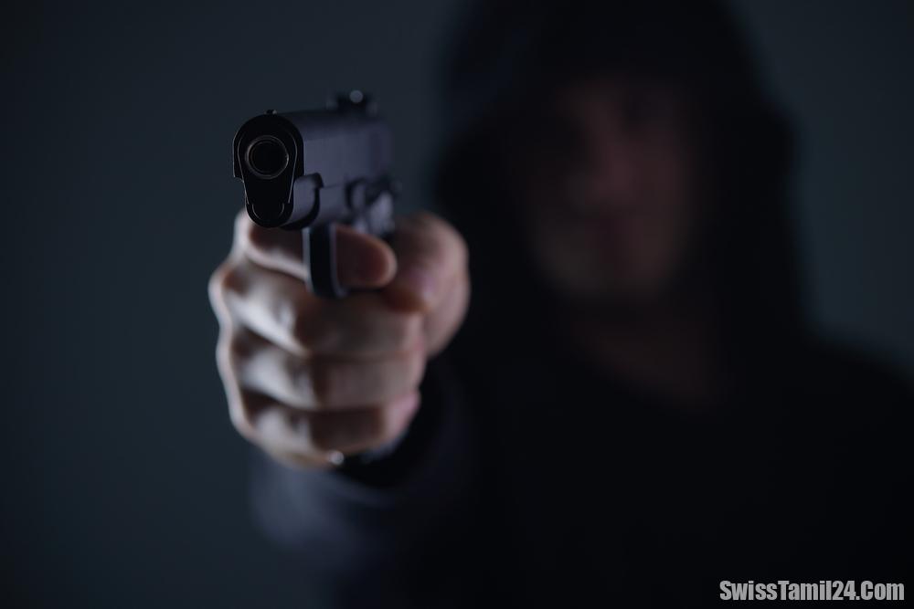 Wettingen தபால் நிலையத்தில் ஆயுதத்தை காட்டி கொள்ளை: முகமூடி அணிந்த நபர் தப்பிச் சென்றார்