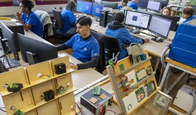 Switzerland Apprentices Holiday Tamil, Swiss Federal Council Decision, Apprentices Extra Leave Debate, Swiss Vocational Training News