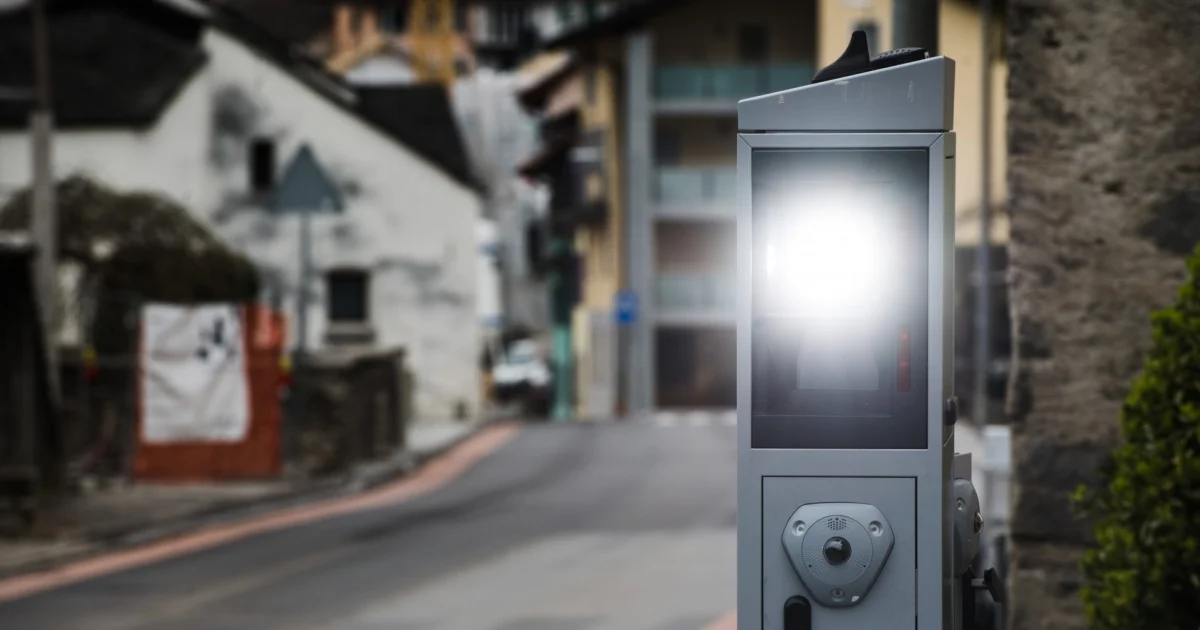 சாலை வேக கண்காணிப்பு ராடரை சேதப்படுத்திய 66 வயது நபர் கைது