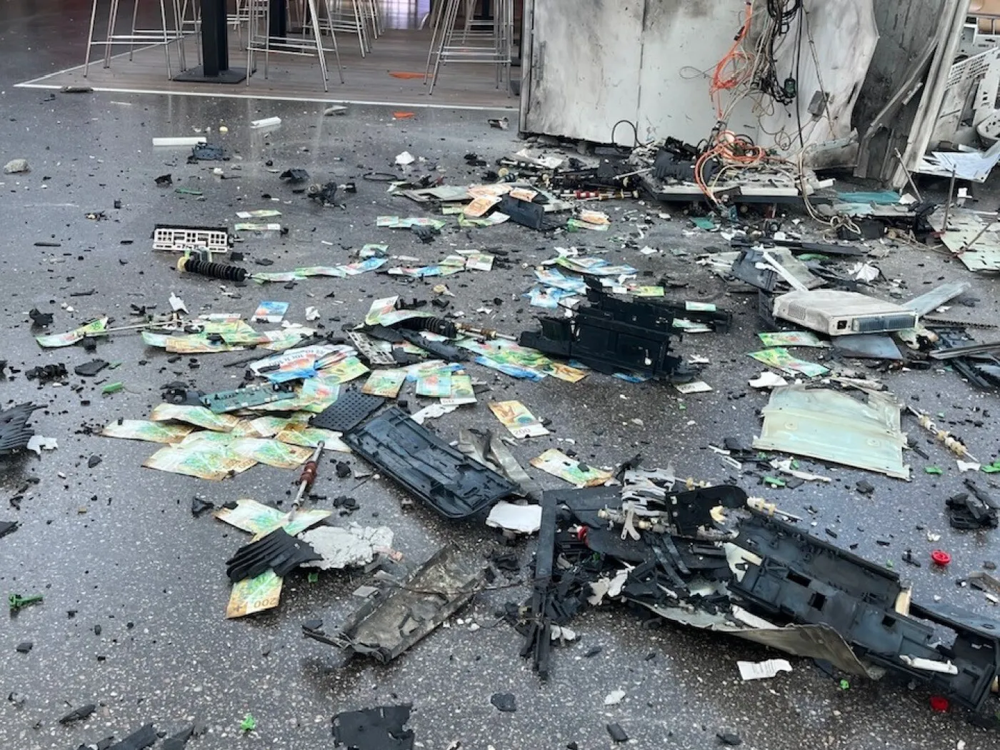 மரின் சென்டர் வணிக வளாகத்தில் ATM இயந்திரங்கள் வெடிப்பு.!!