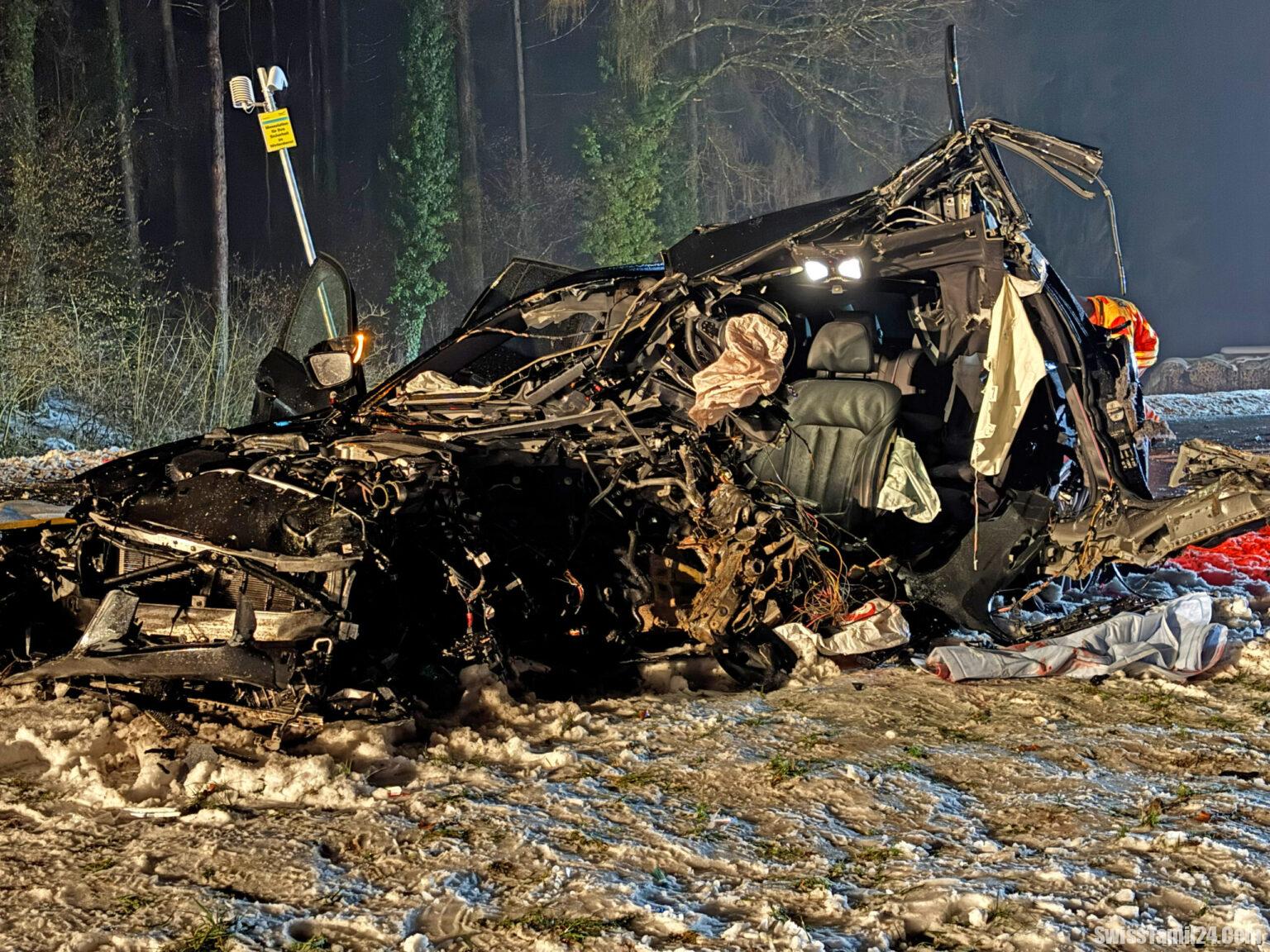 துர்காவ் ஹுட்ட்விலன் (Hüttwilen) பகுதியில் கார்–போஸ்ட் Bus விபத்து: மூவர் காயம்