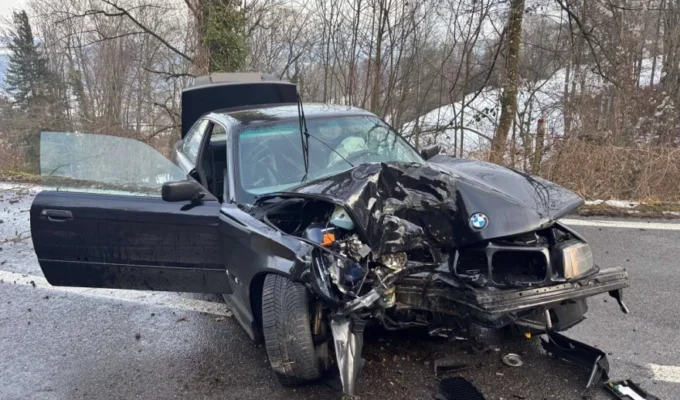 ஆர்காவ் கன்டோனில் தொடர்ச்சியான விபத்துகள்: மரங்களில் மோதிய இரண்டு கார்கள் 6 N7 5