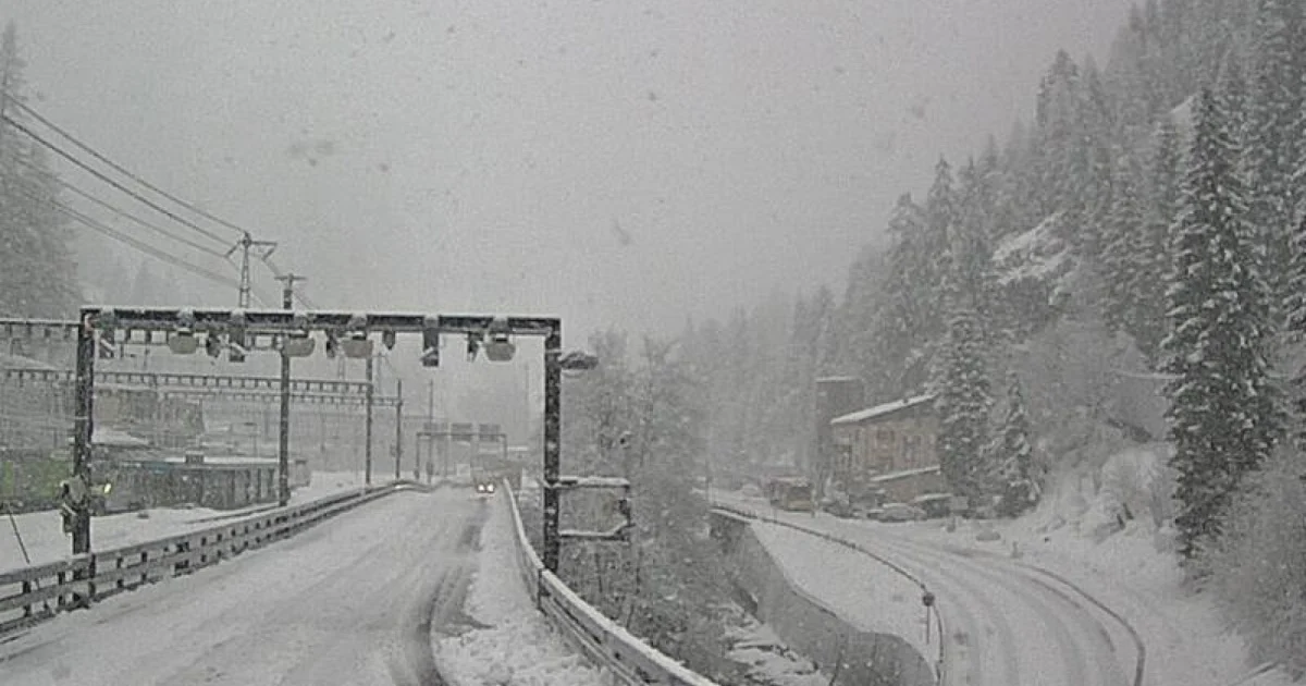 வலைஸ் பகுதியில் பனிச்சரிவு காரணமாக ரயில் தடம் புரண்டு விபத்து