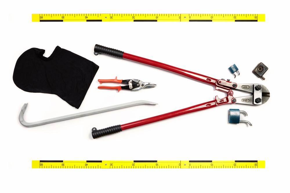 சூரிக் பகுதியில் வாகனச் சோதனையில் திருட்டு கருவிகளுடன் மூவர் கைது