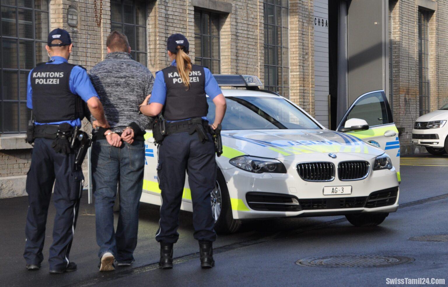 திறந்த நிலையில் இருந்த காரில் திருட முயன்ற இளைஞர் கைது