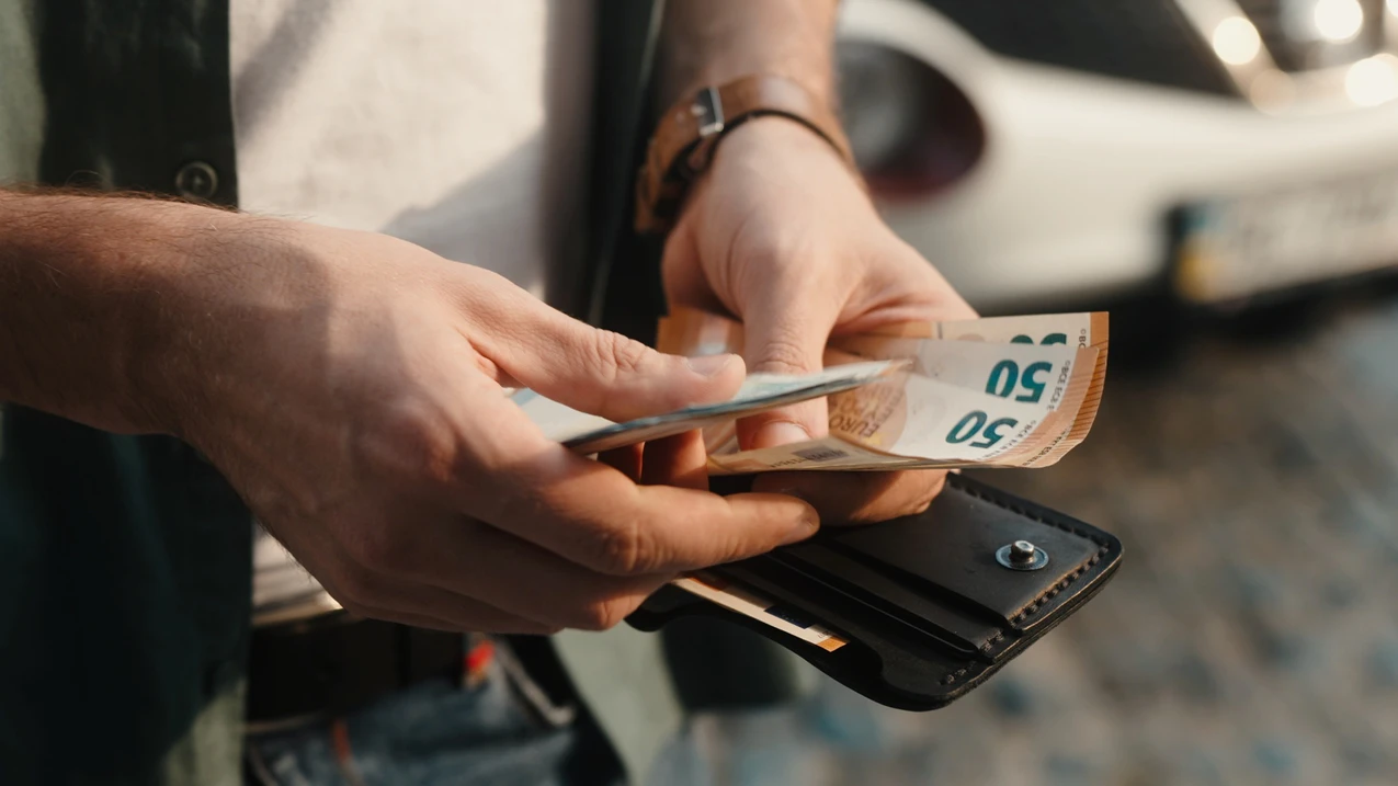 வின்டர்தூர் ரயிலில் கண்டெடுக்கப்பட்ட பணப்பை உரிமையாளரிடம் பாதுகாப்பாக ஒப்படைப்பு