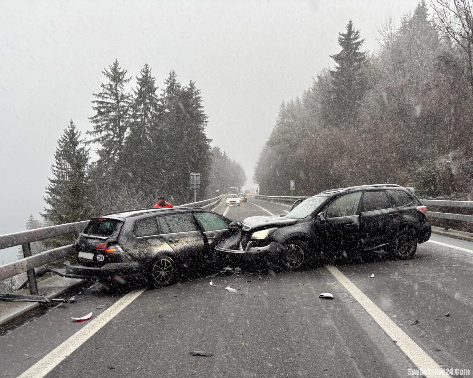 சுவிட்சர்லாந்தில் A8 நெடுஞ்சாலையில் நேருக்கு நேர் மோதல் – ஐந்து பேர் காயம்