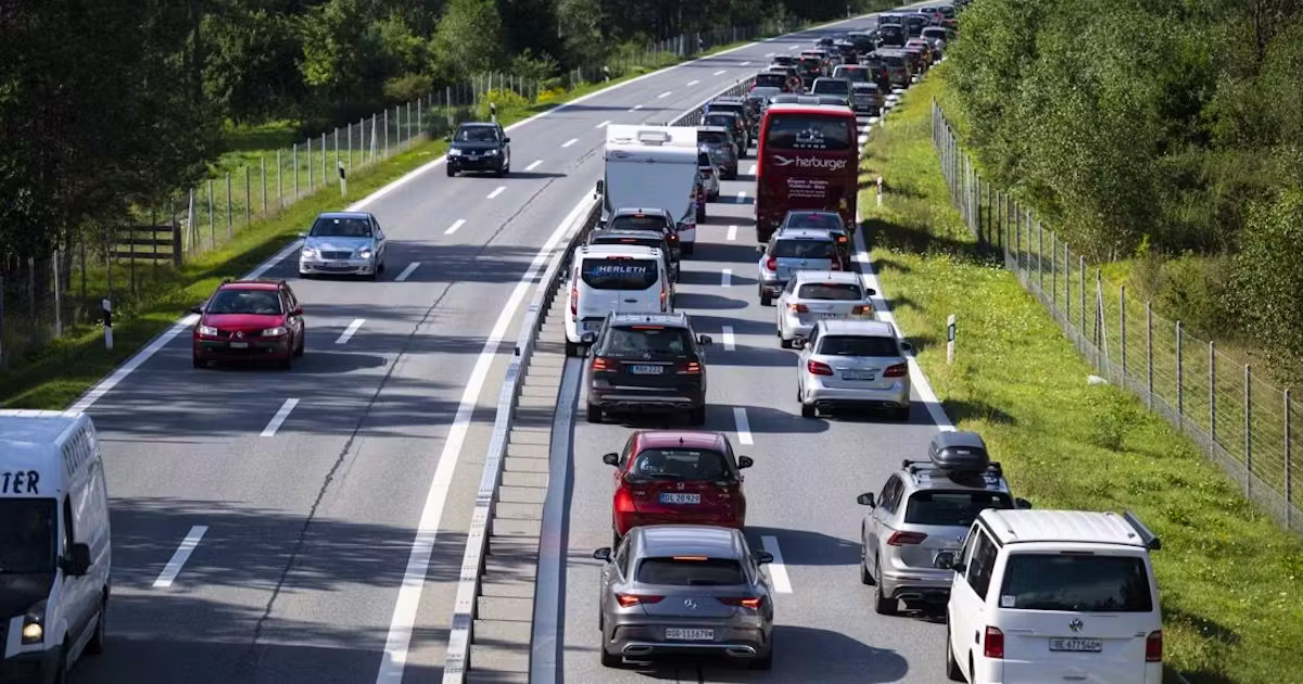 கிரௌவுண்டன் பகுதியில் உள்ள டோமாட்/எம்ஸ் நகரில் உள்ளூர் மக்களுக்கு மட்டுமே சாலை பயன்படுத்த அனுமதி