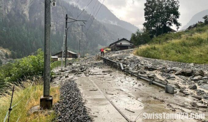 வலைஸ் கன்டோனில் கற்பாறை சரிவு – 20 பேர் வெளியேற்றம், ரயில் போக்குவரத்து பாதிப்பு 6 N3 1