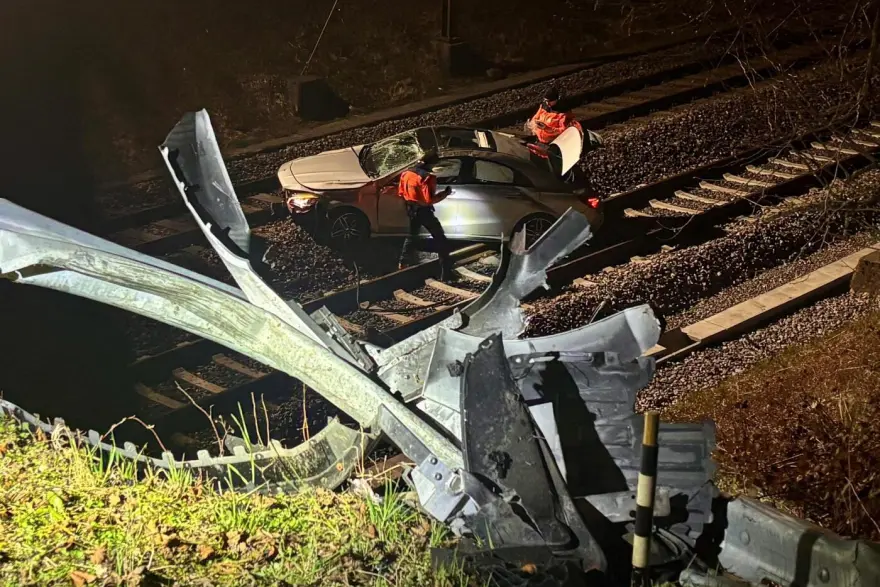 சூரிச் கன்டோனில் கார் விபத்து – ரயில் பாதையில் கவிழ்ந்த வாகனம், மூவர் காயம்