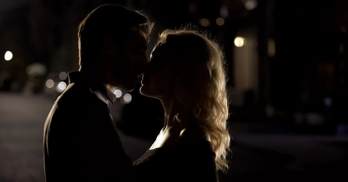 மனைவியின் கள்ளத்தொடர்பை புகைப்படம் எடுத்த கணவருக்கு ஆர்காவ் நீதிமன்றம் தண்டனை