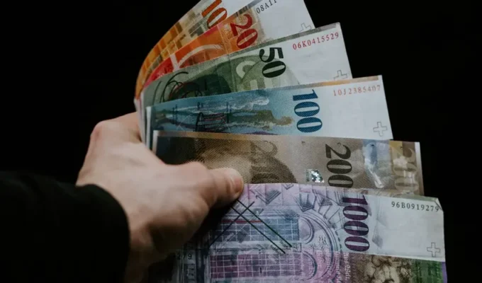 சுவிட்சர்லாந்தில் வயது கூடும் போது சம்பளம் கூடுமா? புதிய அரசு ஆய்வு என்ன சொல்கிறது? 6 claudio schwarz 7YKBxf7qYQY unsplash