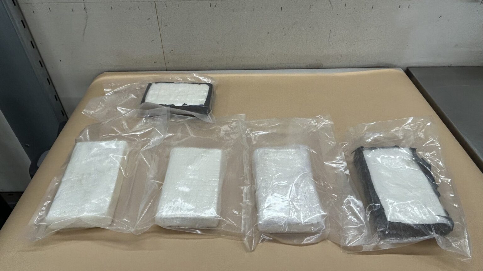 சுவிட்சர்லாந்து எல்லையில் 5 கிலோக்கும் மேற்பட்ட கோகெய்ன் பறிமுதல்: கார் ஓட்டுநர் கைது