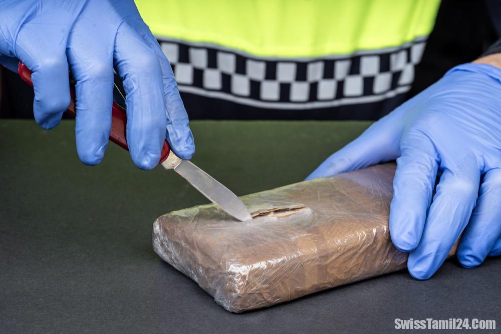 Protected: சூரிச் விமான நிலையத்தில் 1 டன் போதைப்பொருள் பறிமுதல், 38 பேர் கைது